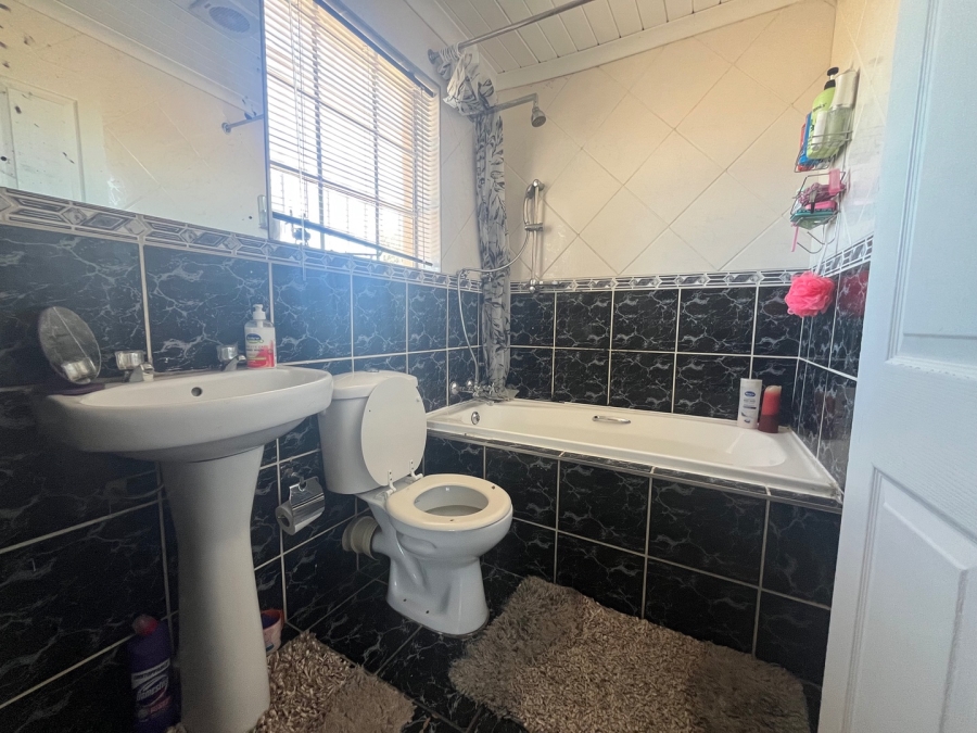 2 Bedroom Property for Sale in Lentegeur Western Cape